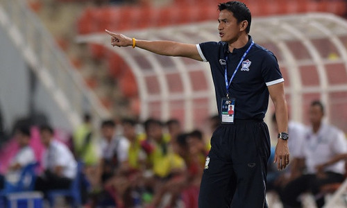 HLV Kiatisak luôn biết cách giữ lửa và truyền nhiệt huyết, tinh thần thi đấu cho học trò dù Thái Lan nhiều lần vô địch AFF Cup và SEA Games. 