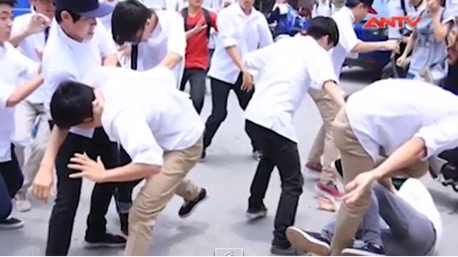 Ông bố dạy con làm “hổ báo” khi đến trường