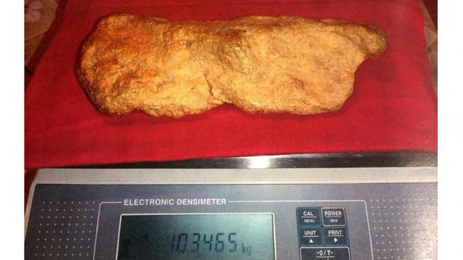 Thỏi vàng nguyên khối nặng tới 10kg.