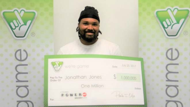 Jones nhận giải. Ảnh: WKRT.