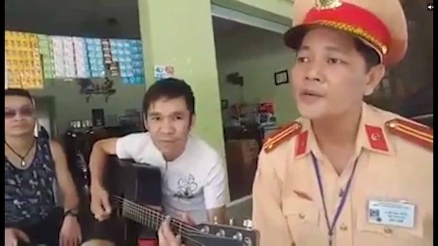 Cảnh sát giao thông hát với tài xế vi phạm trong khi xử phạt