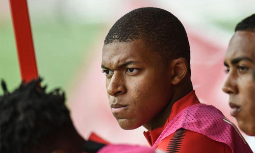 Mbappe (giữa) có thể sẽ là cầu thủ đắt giá thứ hai thế giới khi đầu quân cho PSG. Ảnh: Reuters