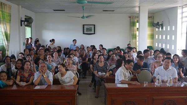 Hàng trăm phụ huynh có mặt tại hội trường tầng 3, trường mầm non Hoa Sen, để tham dự cuộc bốc thăm.
