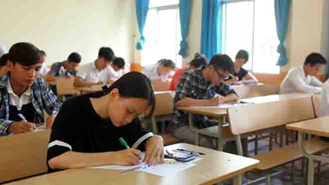 Các thí sinh tại điểm thi ĐH Sư phạm Hà Nội trong kỳ thi THPT quốc gia 2017. Ảnh: Quý Trung