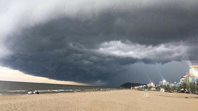  Hình ảnh đám mây khổng lồ trên biển Sầm Sơn ngày 3/8