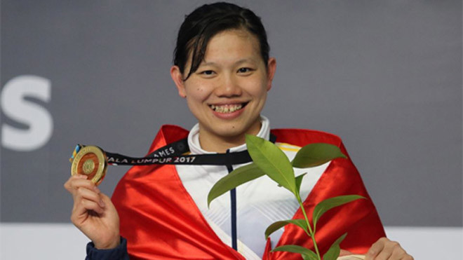 Ánh Viên rạng rỡ khi nhận huy chương hôm qua 23/8. Ảnh: Lâm Thoả.