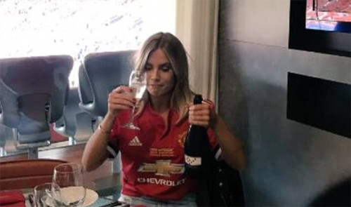 Maja và bức ảnh đáp trả người theo dõi trên Twitter.