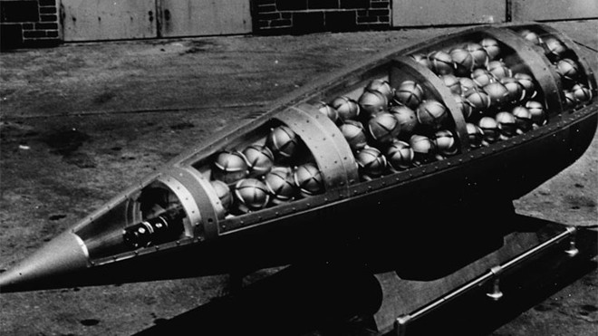 Một quả bom chùm có thể chứa nguyên liệu phóng xạ để gây "bẩn" một khu vực rộng lớn.