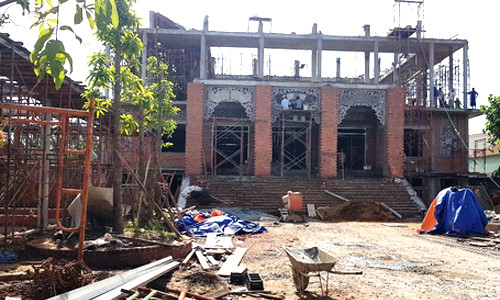 Ngôi chùa đang xây bị sập sàn bêtông. Ảnh: NLĐ