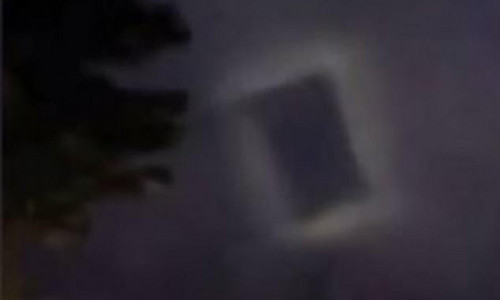 Vật thể hình chữ nhật bay lơ lửng trên bầu trời thành phố Tế Nam, Trung Quốc (Ảnh: Dailymail)