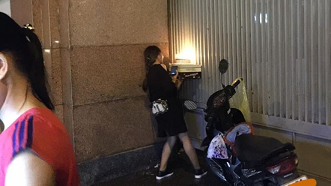 Nữ sinh sư phạm đội mưa chúc mừng sinh nhật bạn trai qua cổng sắt