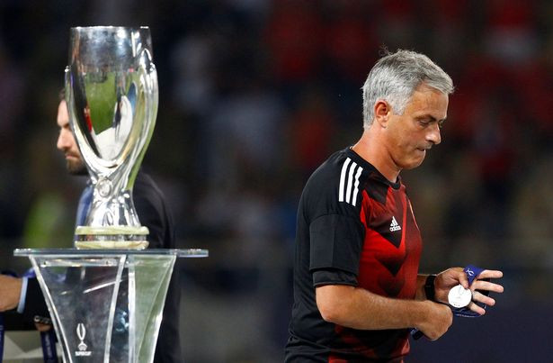 HLV Mourinho thừa nhận MU chưa thể cạnh tranh chức vô địch Champions League