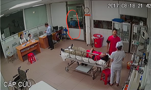 Bảo vệ đã có mặt trước cửa phòng cấp cứu trước khi xảy ra sự việc.