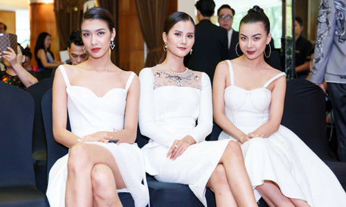 Thanh Hằng diện áo khoét ngực sâu gợi cảm, hội ngộ dàn Next Top