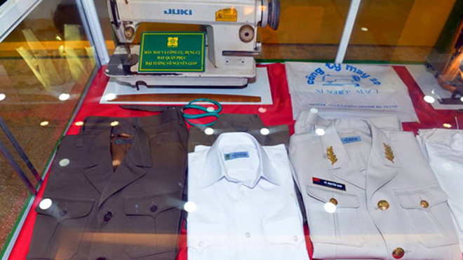 Bộ quân phục cuối cùng của Đại tướng gồm quần, áo lễ phục mùa đông màu be (góc phải) và áo sơ mi trắng. Xí nghiệp Đo May Quân đội đã may lại một bộ và chiếc máy may cũng được đưa vào tủ trưng bày. Ảnh: Quang Phương