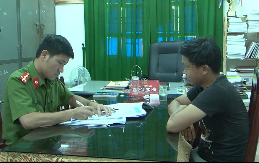 N.T.C (áo đen) bị tạm giữ để điều tra hành vi tống tiền.