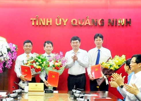 Phó Bí thư Tỉnh ủy Quảng Ninh Ngô Hoàng Ngân trao quyết định và chúc mừng các đồng chí được chỉ định.