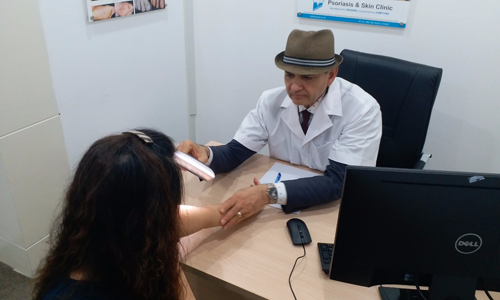 Giáo sư Tiến sĩ Michael Tirant tư vấn miễn phí cho bệnh nhân viêm da cơ địa