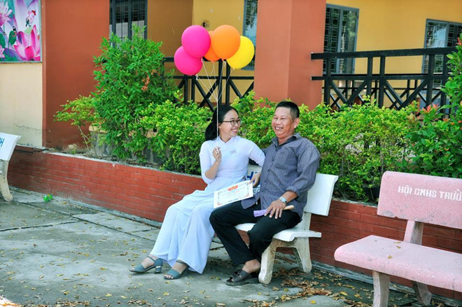 Hai cha con cùng nhau ghi lại khoảnh khắc đáng nhớ trong ngày bế giảng.