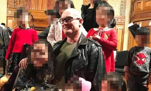 Christopher Trinnaman chụp ảnh với trẻ em Việt Nam năm 2018. Ảnh: Mirror.