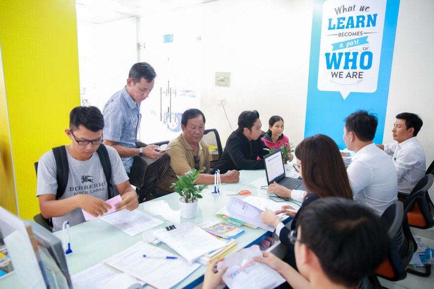 Thí sinh và phụ huynh nộp hồ sơ xét tuyển vào HUTECH trong đợt tuyển sinh năm 2019