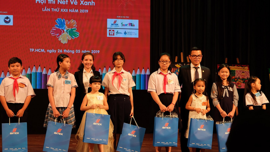 Ban tổ chức trao giải cho các thí sinh có tác phẩm đạt giải