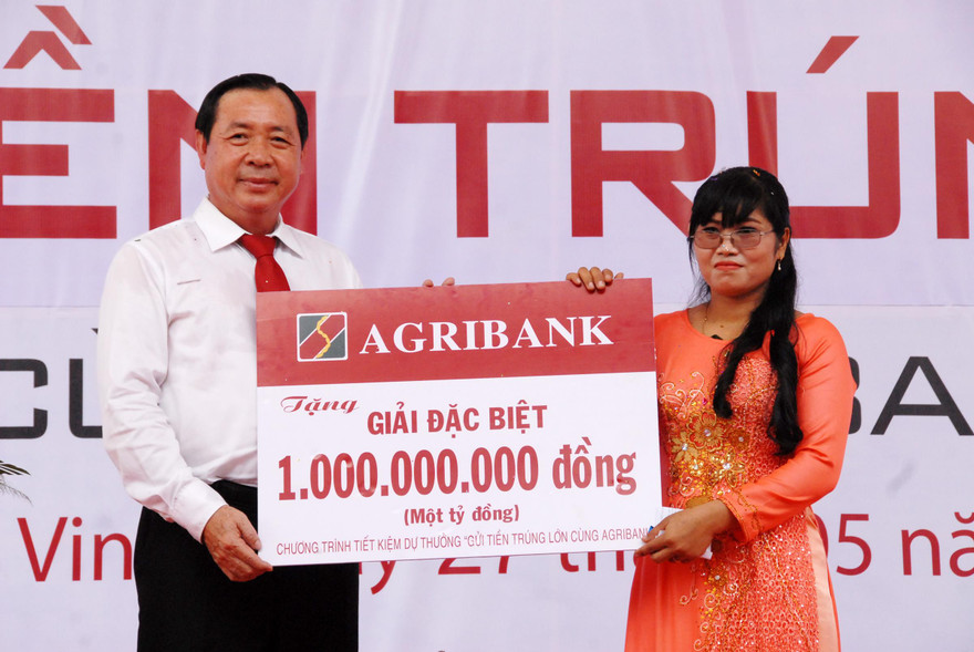 Agribank trao sổ Tiết kiệm 01 tỷ đồng cho khách hàng trúng giải Đặc biệt thứ 2 