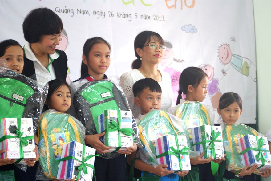 Bà Nguyễn Hoàng Yến, Chủ tịch Manulife GWA Việt Nam (thứ hai, từ trái sang) đồng thời là đại diện Manulife Việt Nam tại chương trình Nụ Cười Trẻ Thơ hôm 26/5/2019