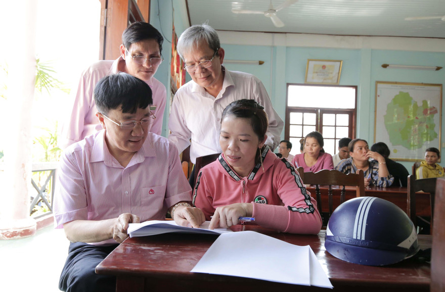 Tổng Giám đốc Dương Quyết Thắng trao đổi tình hình vay vốn, sử dụng vốn vay của tổ viên với Tổ trưởng Tổ tiết kiệm và vay vốn tại Điểm giao dịch xã Canh Thuận