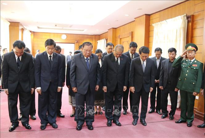 Tổng Bí thư, Chủ tịch nước Lào Bounnhang Volachith (thứ 3 từ trái qua) và Đoàn tưởng niệm Đại tướng Lê Đức Anh - Ảnh TTXVN