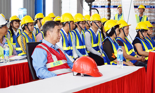 Đoàn giảng viên hướng dẫn & sinh viên trải nghiệm tại Công ty Nhựa Long Thành
