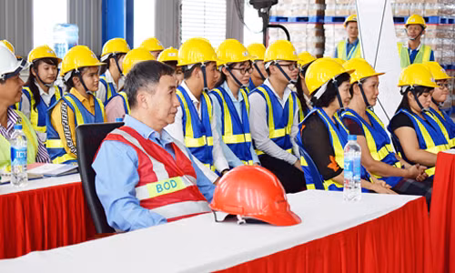 Đoàn giảng viên hướng dẫn & sinh viên trải nghiệm tại Công ty Nhựa Long Thành