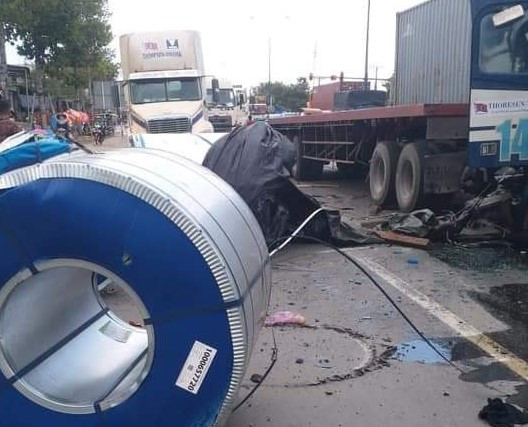 Container đang chạy, 3 cuộn thép nặng hàng chục tấn lao xuống đường