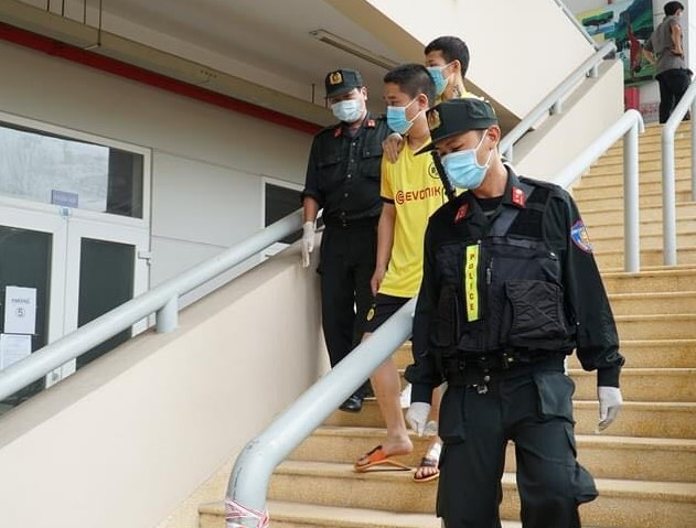 Bàn giao 11 người Trung Quốc nhập cảnh trái phép cho công an xử lý