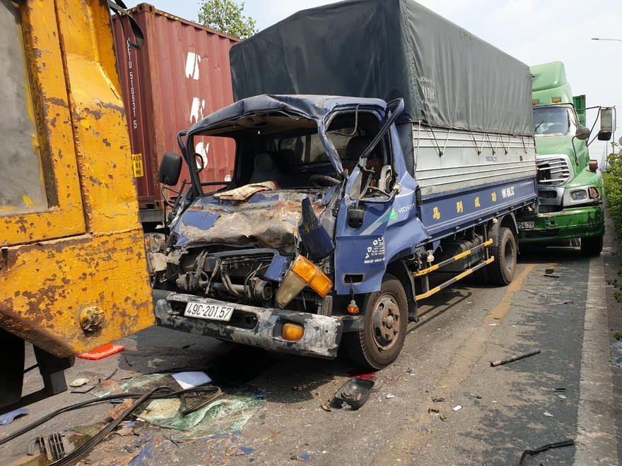 Giải cứu tài xế mắc kẹt nguy kịch trong cabin sau tai nạn liên hoàn