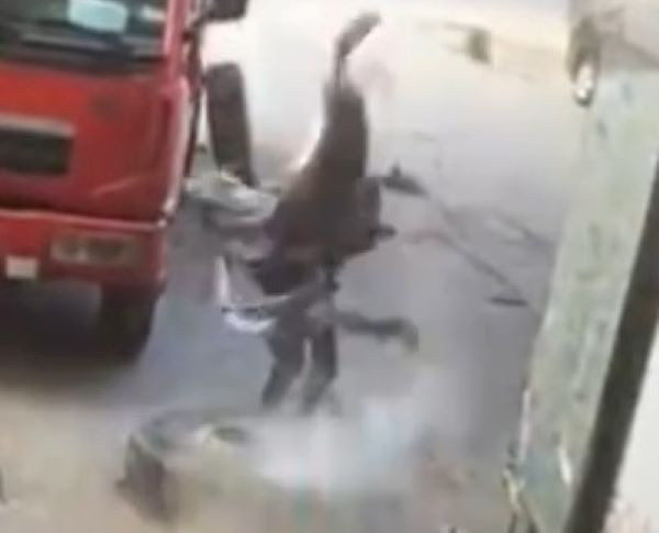 Clip: Lốp xe phát nổ bay cao rơi trúng đầu, người đàn ông tử vong