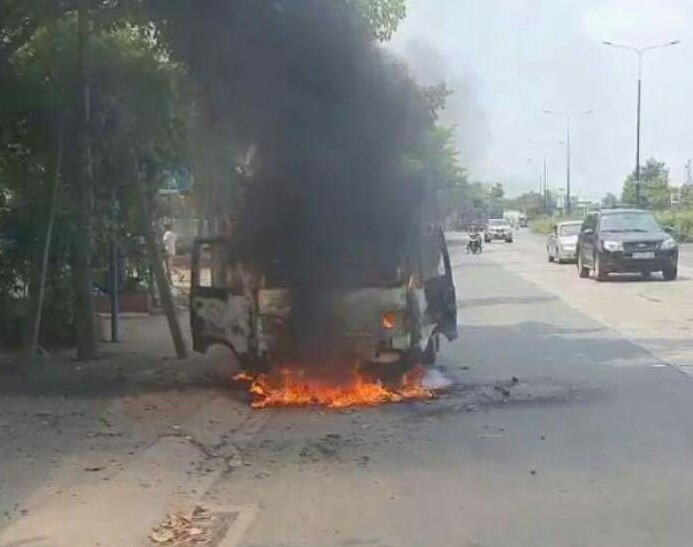 Xe tải đang chạy bốc cháy, tài xế tháo chạy thoát thân 