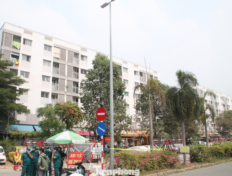 Vợ chồng nhân viên bán trà sữa dương tính, một chung cư ở Bình Dương 2 lần bị phong tỏa 