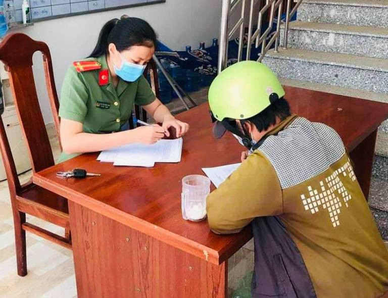 Người đàn bà hoang báo bị công an 'cướp tiền' vì không đeo khẩu trang