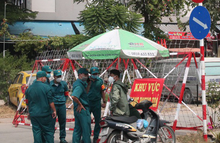 Lực lượng chức năng phong tỏa chung cư nơi hai anh em bệnh nhân COVID-19 lưu trú.