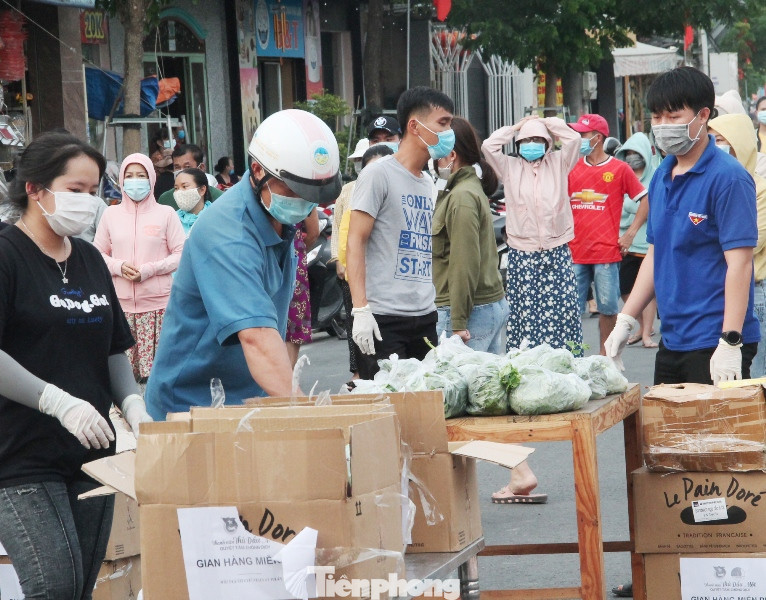 Tuổi trẻ đất Thủ mở ‘Gian hàng 0 đồng’ phục vụ dân khu vực bị phong tỏa