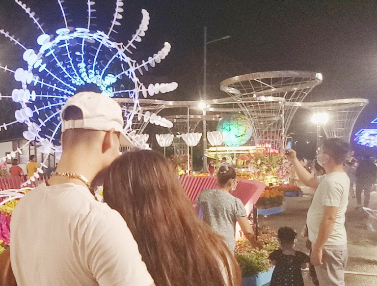 Không về quê ăn Tết, công nhân tại Bình Dương đến Hội hoa ‘check in’