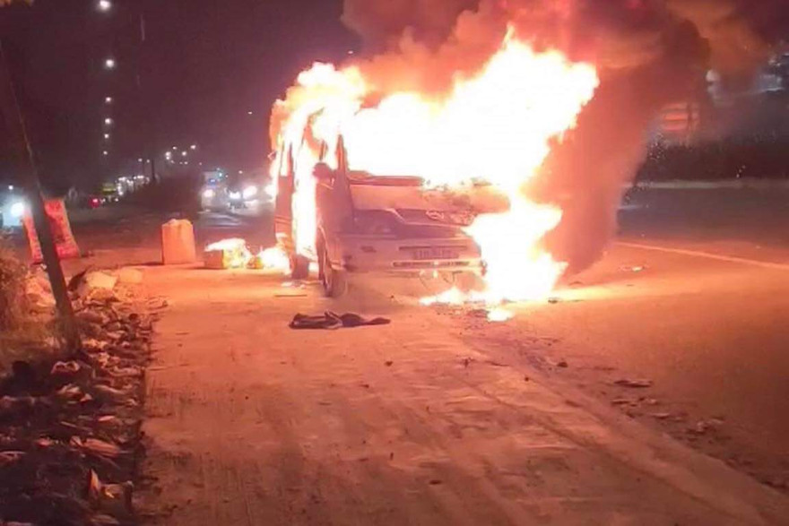 Xe ô tô bốc cháy ngùn ngụt khi đang lưu thông 