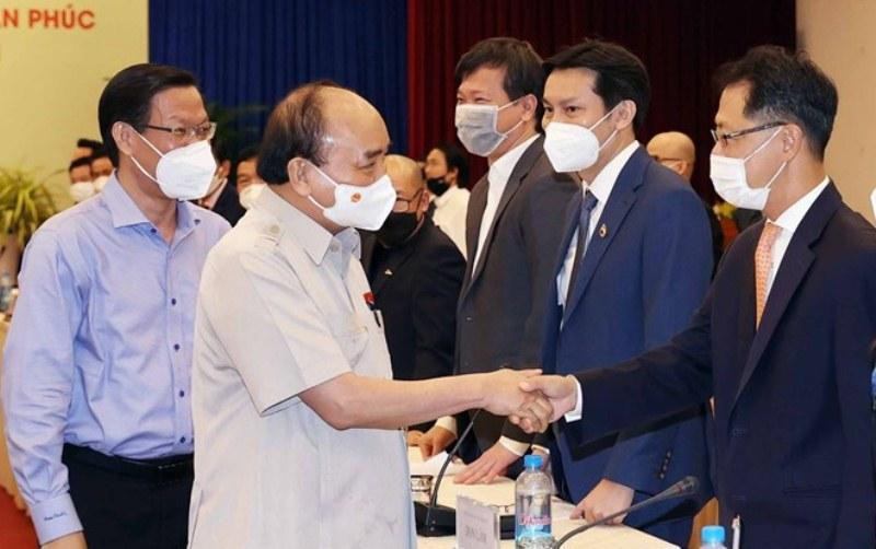 Chủ tịch nước Nguyễn Xuân Phúc trò chuyện thân mật với các doanh nhân trẻ.