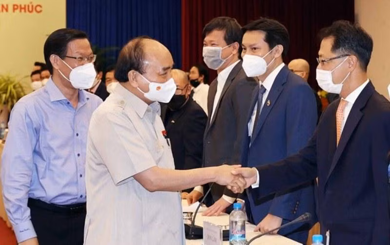 Chủ tịch nước Nguyễn Xuân Phúc trò chuyện thân mật với các doanh nhân trẻ.
