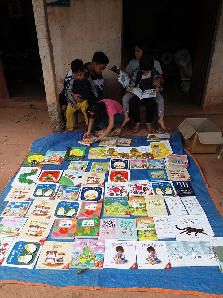 Tiến sĩ về chợ Tết ở quê bán sách