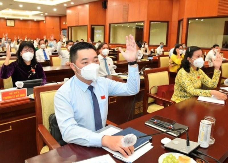 Các đại biểu HĐND TPHCM khoá X biểu quyết thông qua các tờ trình của UBND TPHCM