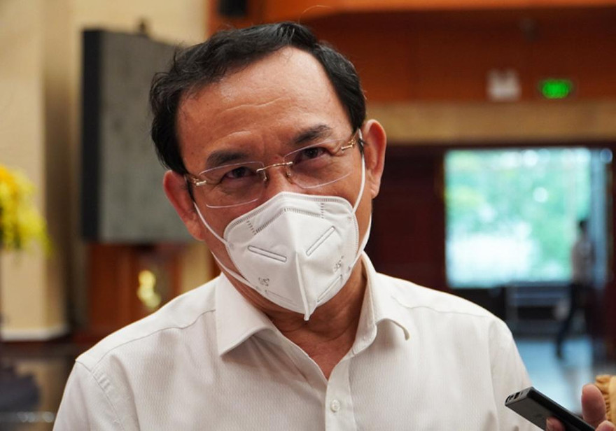 Bí thư Thành uỷ Nguyễn Văn Nên trao đổi với báo chí bên hành lang kỳ họp thứ 4 HĐND TPHCM