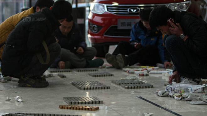 Hai thanh niên Thạch Gia Trang gánh theo 150 kg tiền xu đến showroom ô tô mua xế hộp