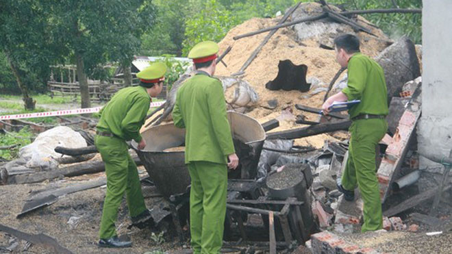 Lực lượng công an khám nghiệm hiện trường vụ việc